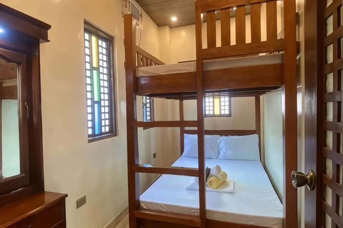 Desk, soundproofing, free WiFi, bed sheets