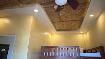 Desk, soundproofing, free WiFi, bed sheets