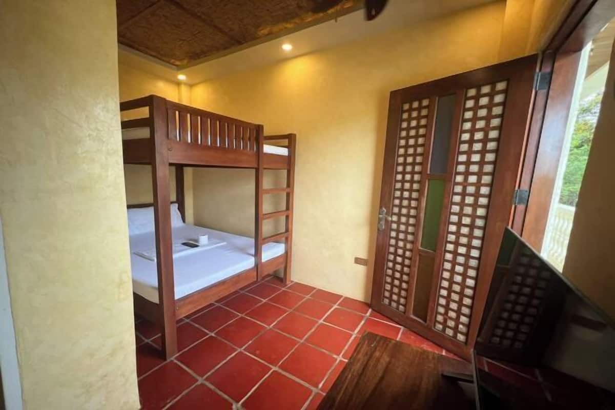 Desk, soundproofing, free WiFi, bed sheets