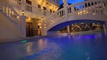Una piscina cubierta