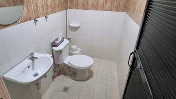 Shower, free toiletries