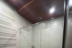 Junior Room | Bathroom | Shower, free toiletries, towels - Villa Minerva Eco-Farm Resort near Vigan (Caoayan)