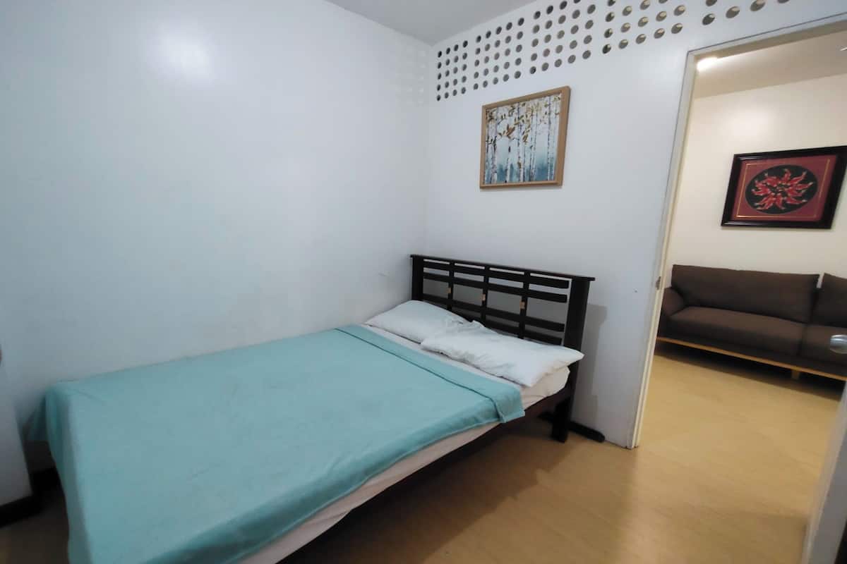 Desk, WiFi (free), bed sheets