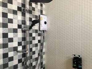 Standard-Villa, Poolblick | Badezimmer | Dusche, Regendusche, kostenlose Toilettenartikel, Handtücher