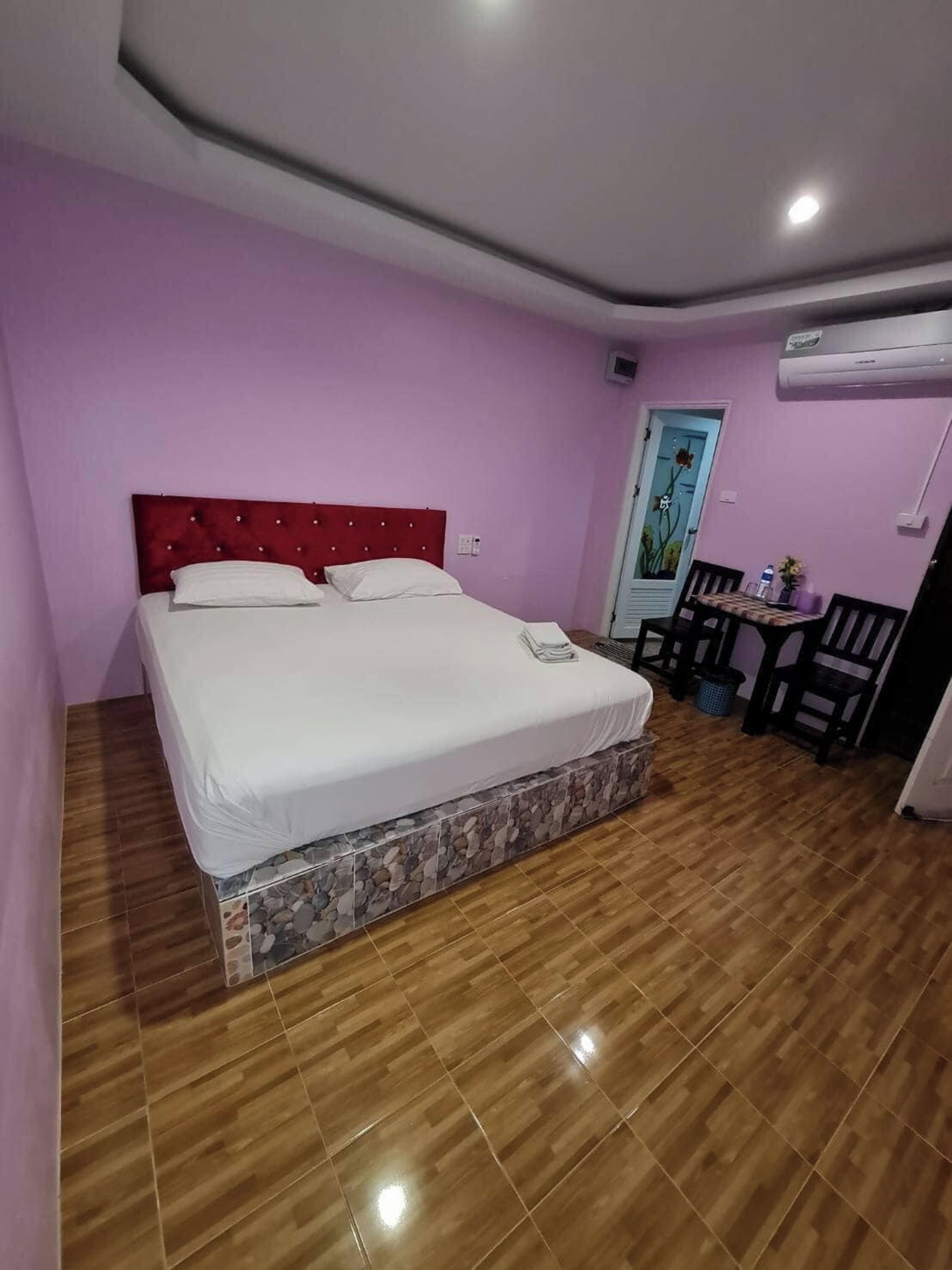 Meja, Wi-fi percuma, cadar katil 