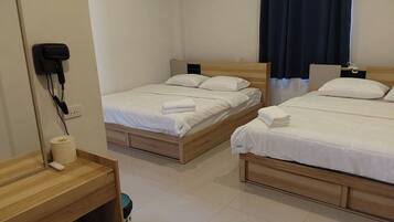 Escritorio, wifi gratis y ropa de cama