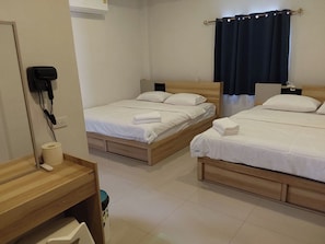 Villa estándar, vista a la alberca | Escritorio, wifi gratis y ropa de cama