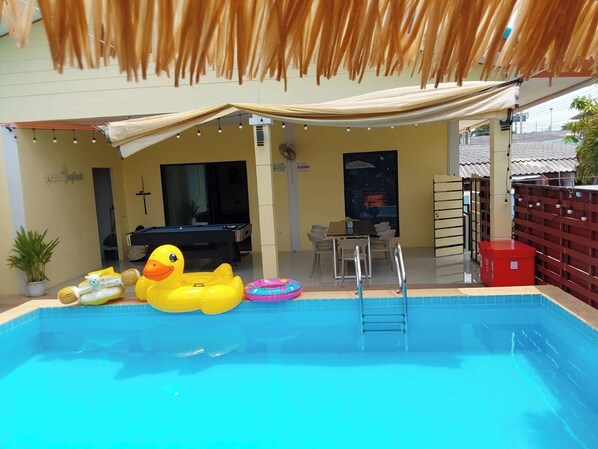 Villa estándar, vista a la alberca | Escritorio, wifi gratis y ropa de cama