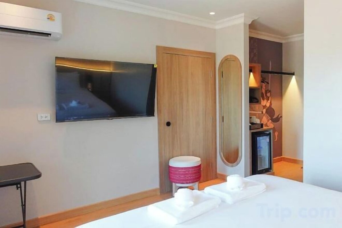Desk, WiFi (free), bed sheets