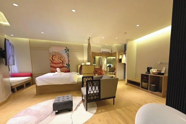 Suite | Desk, free WiFi, bed sheets