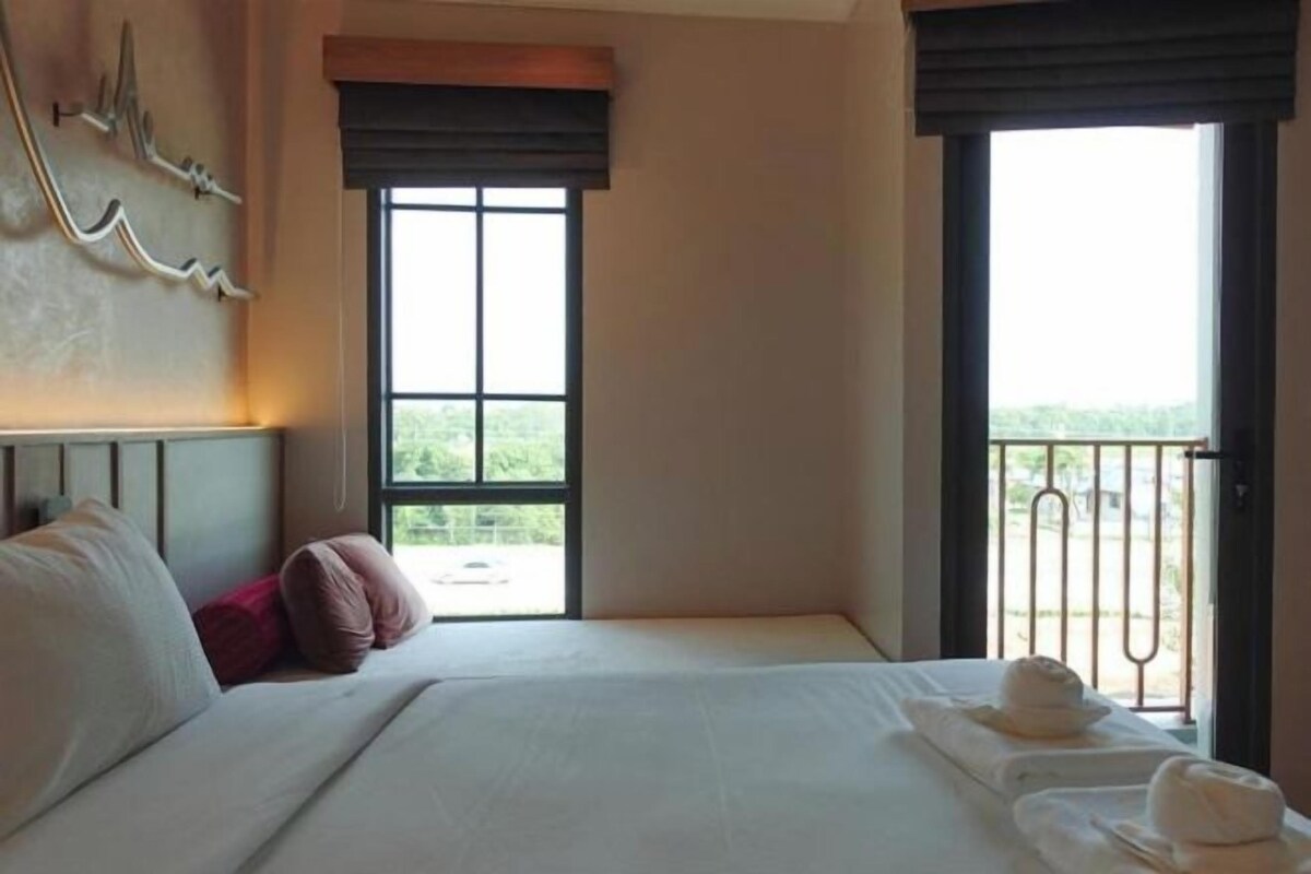 Desk, WiFi (free), bed sheets