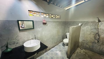 Ducha, artículos de tocador gratuitos, secador de pelo, bidet