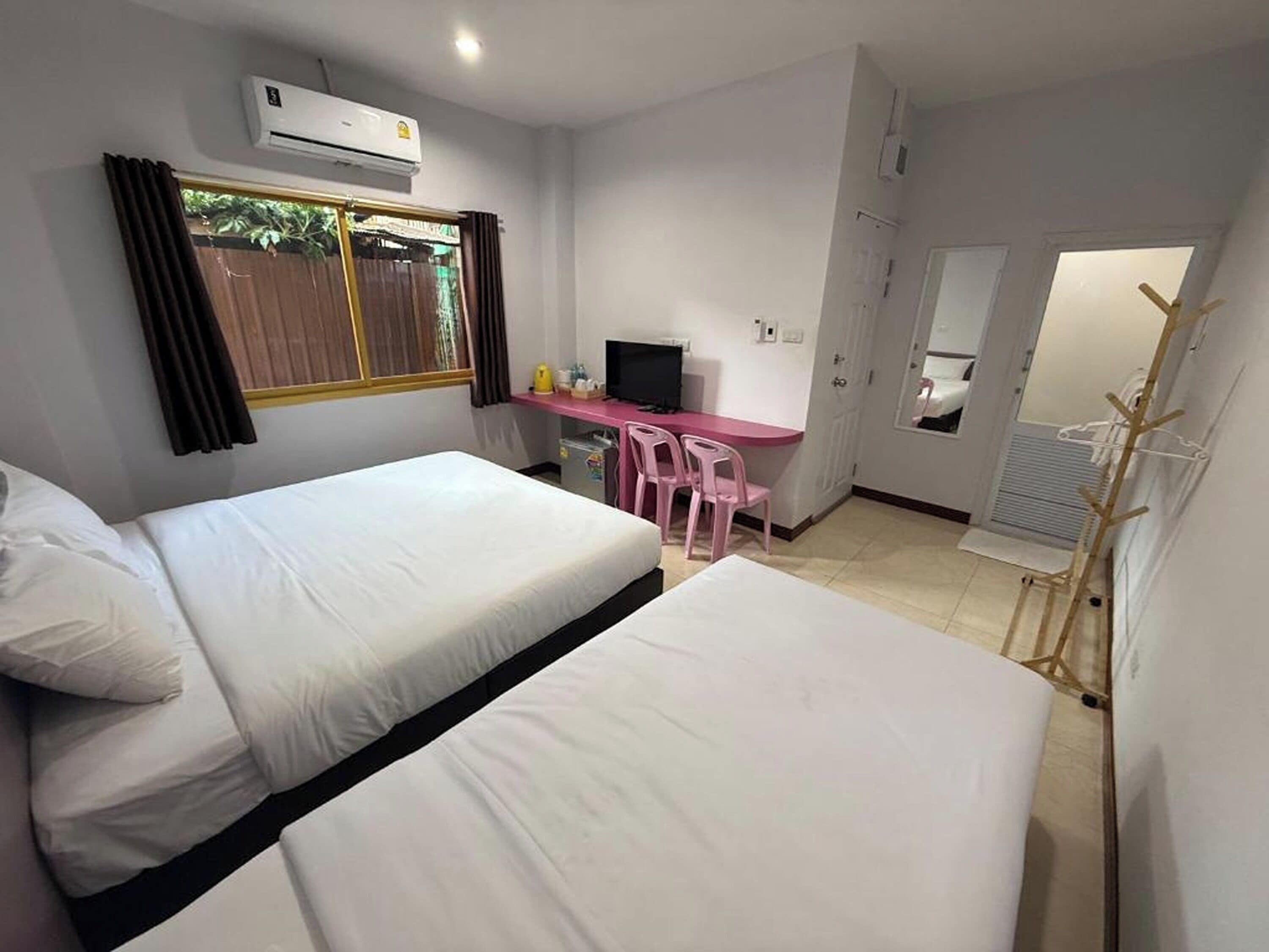 Kolmen hengen standard-huone | Työpöytä, ilmainen Wi-Fi, vuodevaatteet