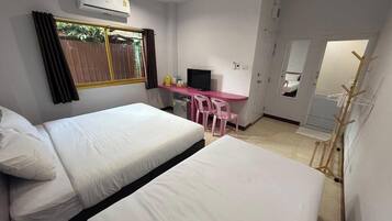 Tripla Standard | Una scrivania, Wi-Fi gratuito, lenzuola