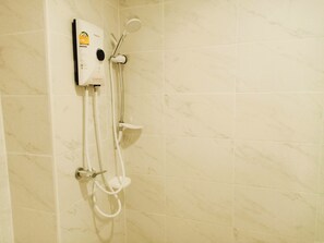 Standard Double Room | Bathroom | Shower, free toiletries, towels - Chiang Kham Ruk Khun Hotel (Chiang Kham)
