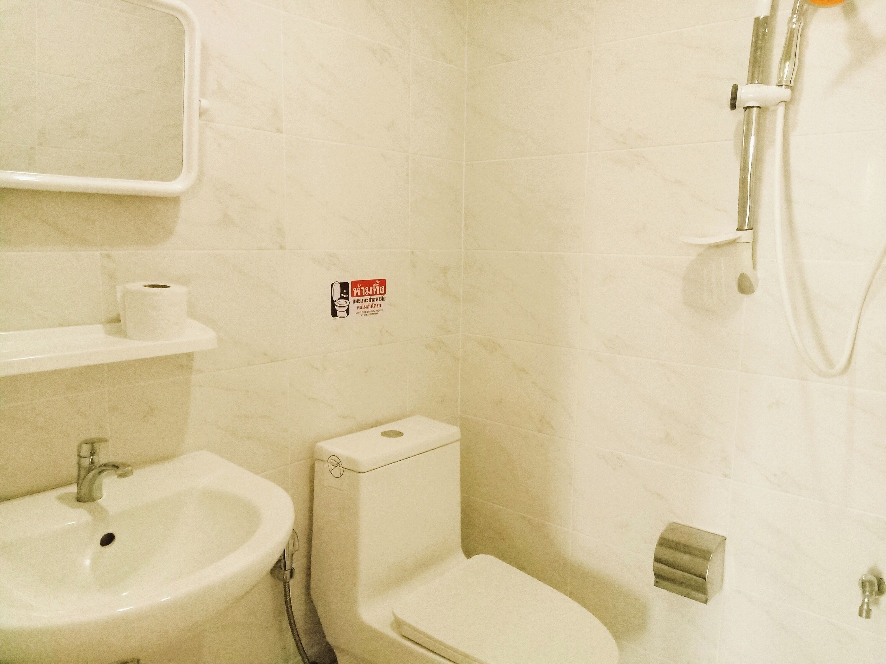 Een badkamer met een wastafel, toilet en douche.