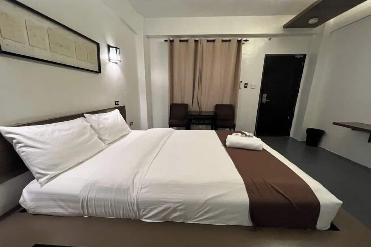 1 bedroom, in-room safe, desk, iron/ironing board