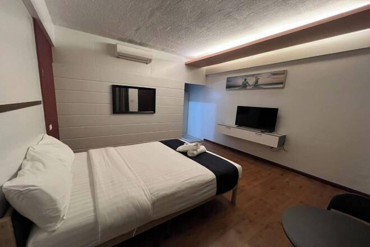 Cofres nos quartos, escrivaninha, ferros/tábuas de passar roupa