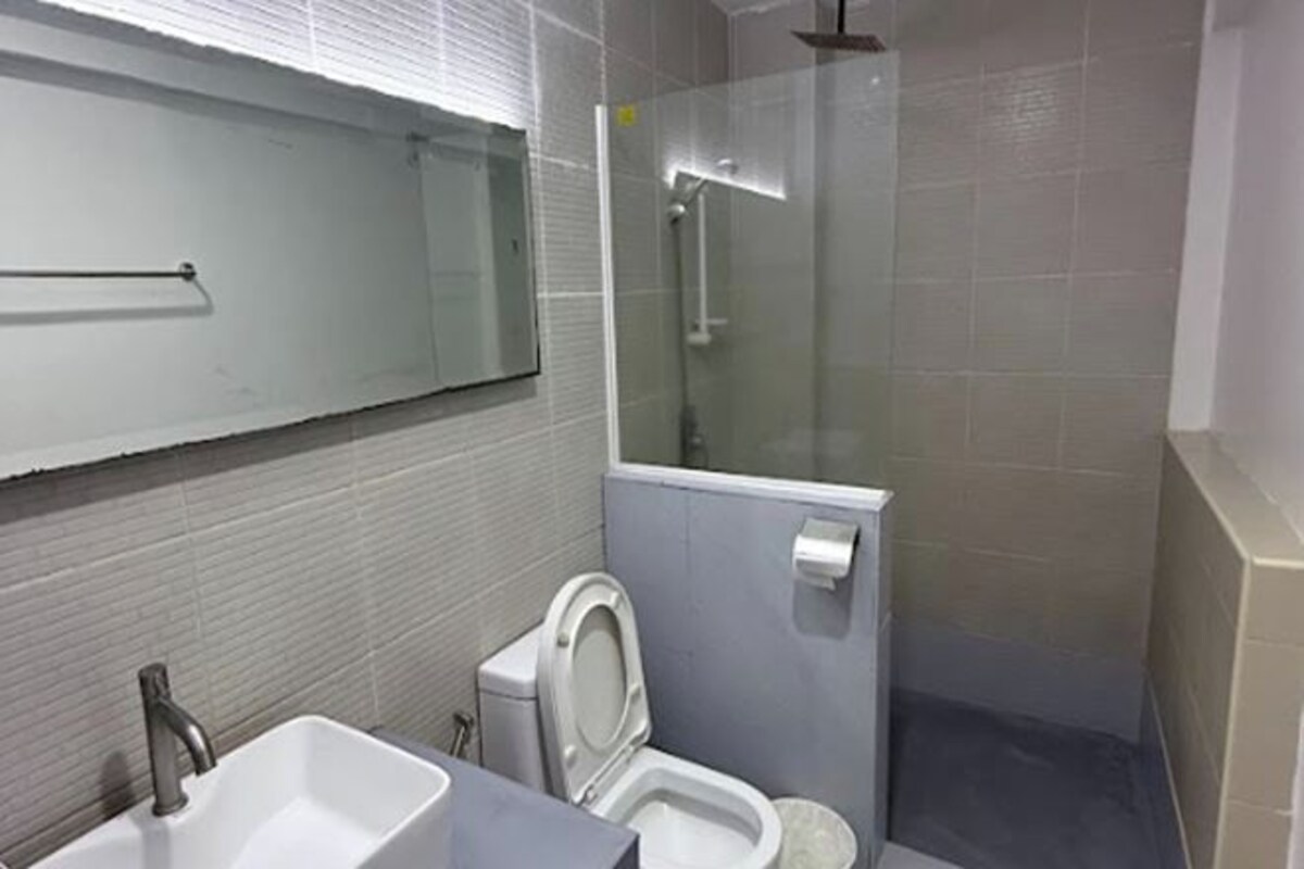Une salle de bain avec un lavabo, des toilettes et une douche.