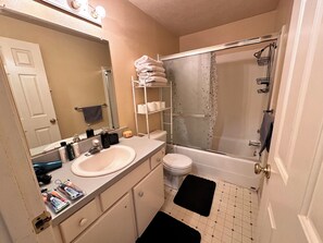 ヘアドライヤー、タオル、石鹸、トイレットペーパー