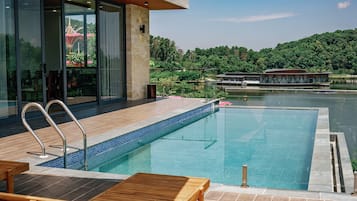 Vila família, piscina particular, vista para o lago | Vista para o lago