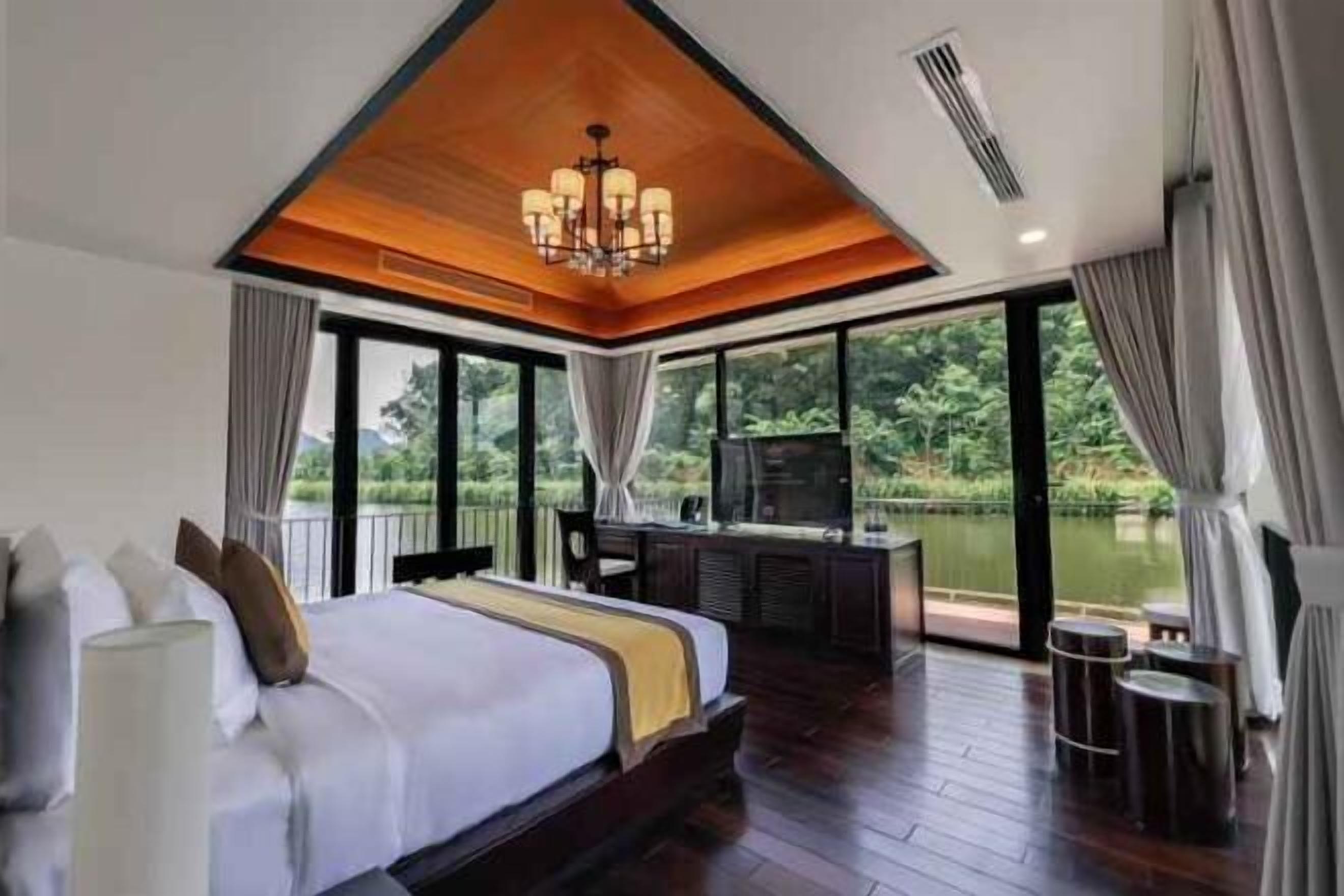 Bộ đồ giường cao cấp, nệm cao su hoạt tính (memory foam), minibar 