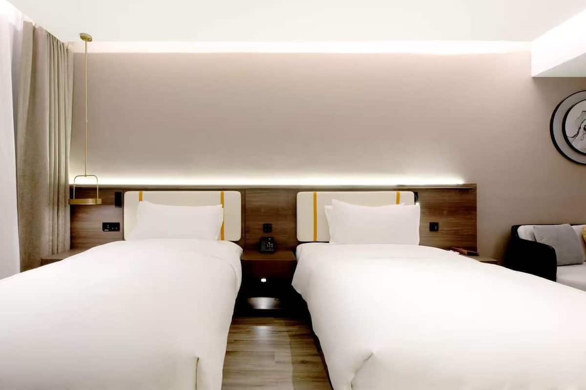 Executive İki Ayrı Yataklı Oda | Kaliteli yatak takımı, kuştüyü yorgan, Select Comfort yatak, masa