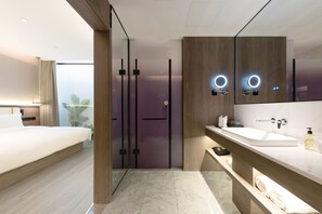 Premium bedding, down duvets, Select Comfort beds, desk - WorldHotel JinanQuanchengSquareBaotuQuan (Jinan)