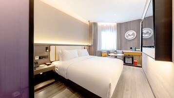 行政双人房 | 高档床上用品、羽绒被、Select Comfort 床、办公桌