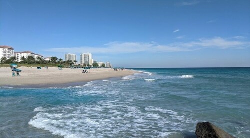 Charming 3-bedroom house with AC, WiFi in lovely West Palm Beach