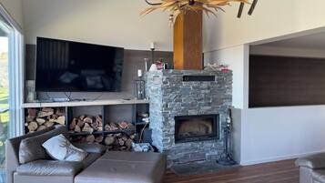Smart TV, fireplace