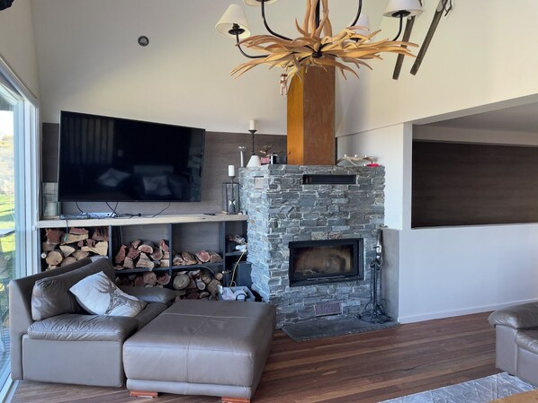 Smart TV y chimenea 