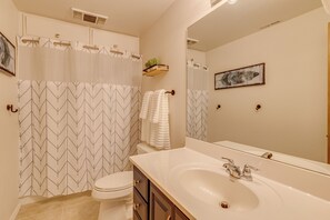 Hårtork, handdukar, tvål och schampo