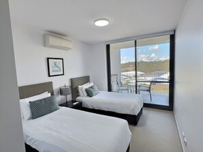 2 bedrooms, iron/ironing board, WiFi, bed sheets - Two-Bedroom Apartment with Balcony (Belconnen)