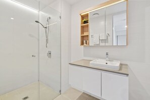 Douche, sĂšche-cheveux, serviettes fournies