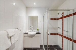 Regadera, secadora de cabello, toallas 