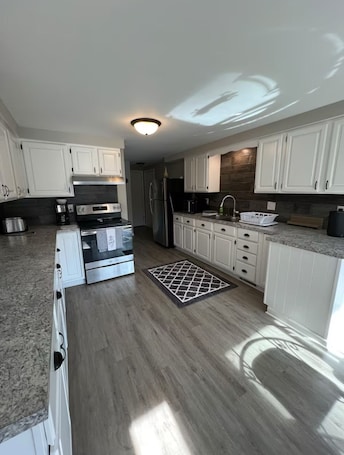 Refrigerador, microondas, horno y parrilla de estufa . Forget your worries in this private, spacious, and serene duplex!