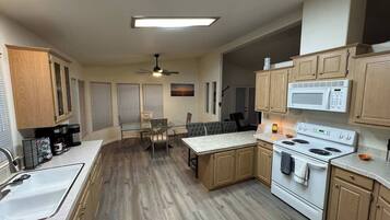 Geladeira, micro-ondas, fogão, cooktop