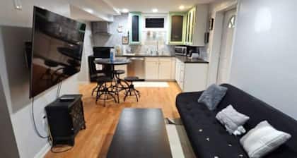 Mins To Hospitals Apartment BBQ Grill 65in TV