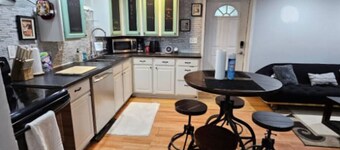 Mins To Hospitals Apartment BBQ Grill 65in TV