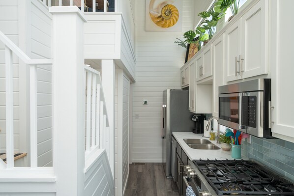 Kylskåp, mikrovågsugn, ugn och spishäll