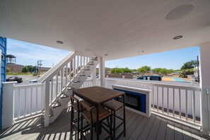 Outdoor dining - Blue Bliss, Private Hot Tub & Fenced Yard at Roadrunner Resort (Parker)