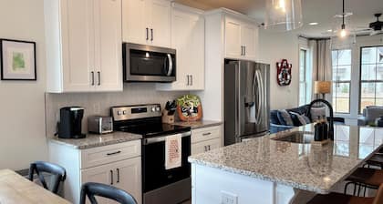 Charming & Spacious Townhome on North College Street in Auburn