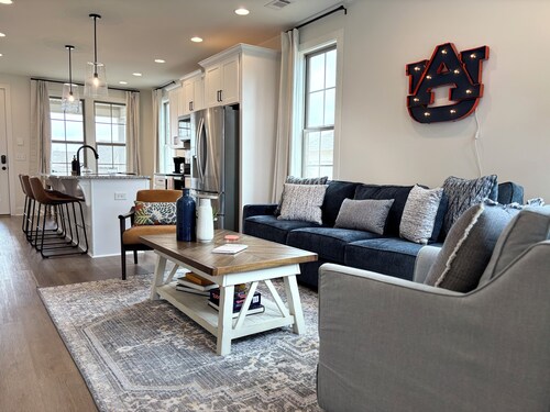 Charming & Spacious Townhome on North College Street in Auburn