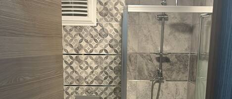 Haartrockner, Handtücher, Seife, Toilettenpapier