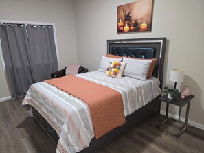 3 bedrooms, desk, travel cot, WiFi - Peaceful Serene Desert Retreat 3-Bedroom, 2-bath in Pahrump, NV with amenities (Pahrump)