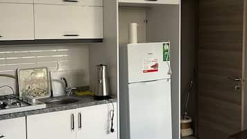 Grand réfrigérateur, micro-ondes, four, plaque de cuisson