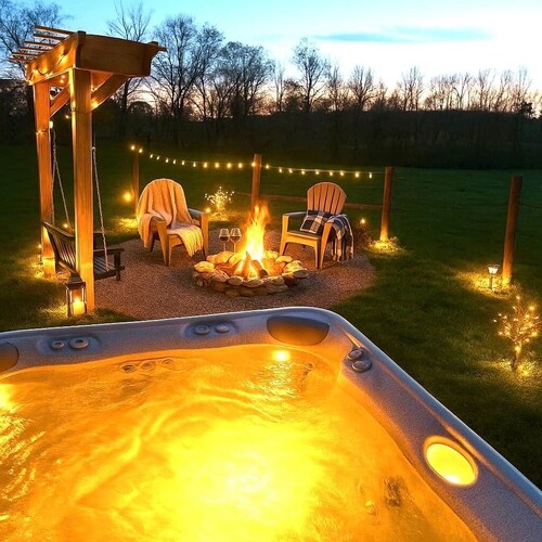 Romantic Private Retreat 5 min from downtown with hot tub, firepit, grill