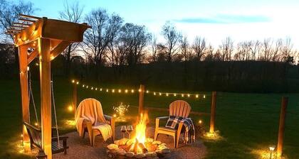 Romantic Private Retreat 5 min from downtown with hot tub, firepit, grill