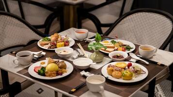 Free daily self-serve breakfast